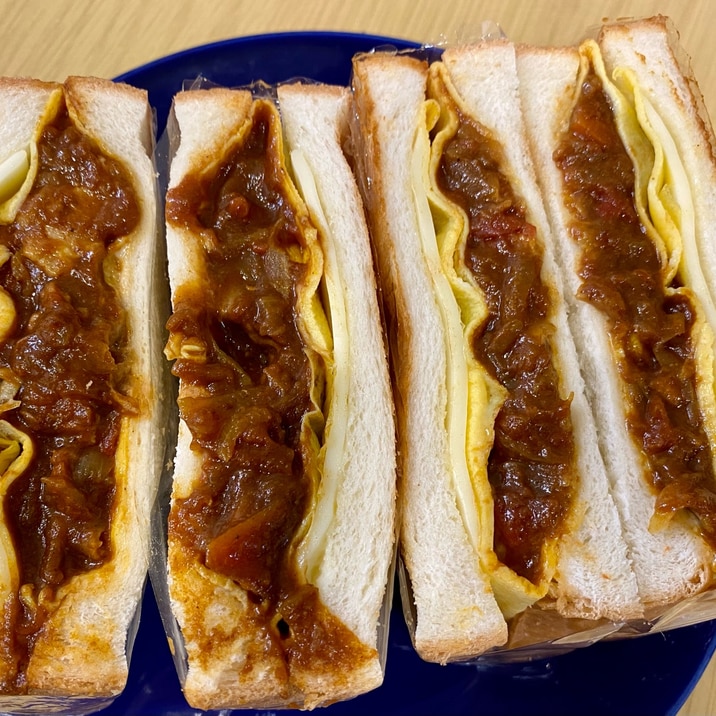 卵で包んだカレーパン風サンドイッチ